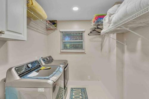 Φωτογραφία από το άλμπουμ του Rare Hidden Getaway Heated Pool 1.5 acres! Sleeps 16 σε Fort Lauderdale