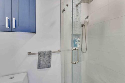 Ένα μπάνιο στο Rare Hidden Getaway Heated Pool 1.5 acres! Sleeps 16