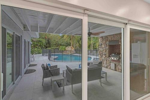 Πισίνα στο ή κοντά στο Rare Hidden Getaway Heated Pool 1.5 acres! Sleeps 16