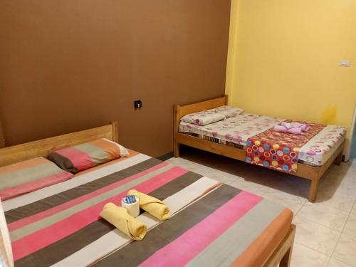 A bed or beds in a room at James Homestay