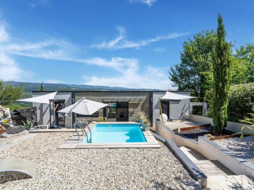 une cour arrière avec une piscine et une maison dans l'établissement Villa in Les Vans with Private Pool, aux Vans
