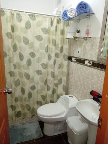 リマにあるDepartamento con servicios incluidos, equipadoのトイレと洗面台付きのバスルーム