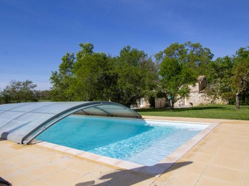 - une piscine avec un pont en verre dans l'établissement Studio cosy avec piscine partagée et étang privé, proche Bergerac et sites touristiques du Périgord - FR-1-616-207, à Naussannes