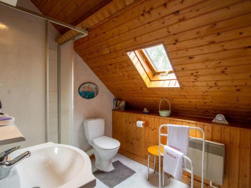 Un baño con inodoro, lavabo y ventana. en Gîte charmant avec jardin et cheminée à 2 km de Cherveix-Cubas, proche sites préhistoriques et nautiques - FR-1-616-158, en Cherveix-Cubas