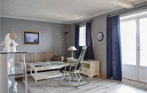 Et sittehjørne på Nice Apartment In S-4275 Svelandsvik With Kitchen