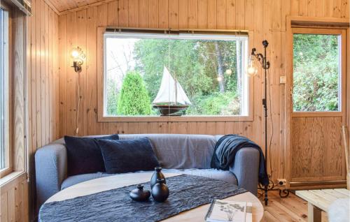 una sala de estar con sofá y un velero en una ventana en 3 Bedroom Beautiful Home In Hommersk, en Hommersåk