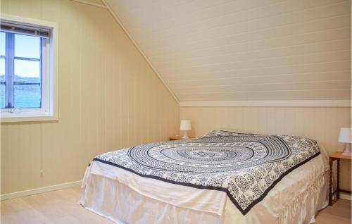 um quarto com uma cama num quarto com uma janela em Nice Home In Sandve With House Sea View em Sandve