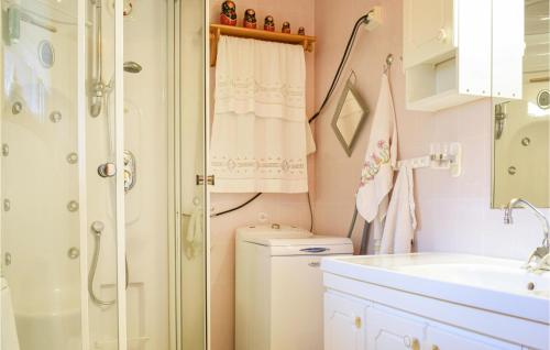 Koupelna v ubytování Nice Home In lensvg With Kitchen