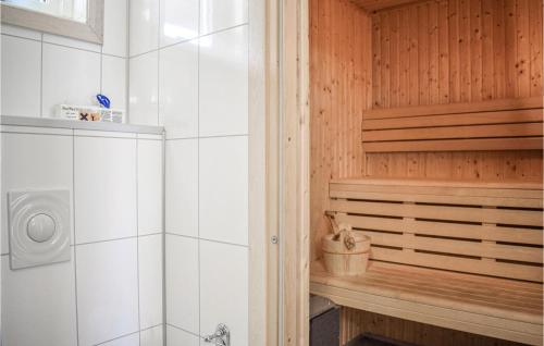 a bathroom with a shower stall and a toilet at Nice Home In Nedstrand With 5 Bedrooms, Sauna And Wifi in Nedstrand