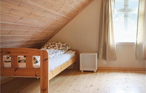 Cama en habitación con techo de madera en Galanten, en Grimsland