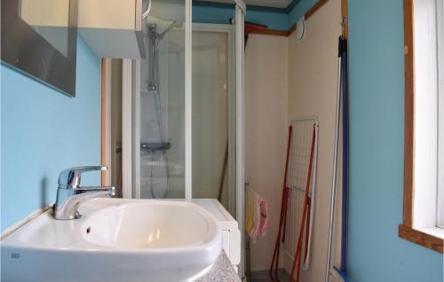 y baño con lavabo y ducha. en 2 Bedroom Amazing Apartment In S-4275 Svelandsvik en Sæveland