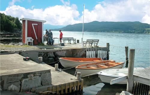 Zwei Boote sind an einem Dock auf einem See angedockt. in der Unterkunft Amazing Home In Sandvoll With 3 Bedrooms And Internet in Sandvoll