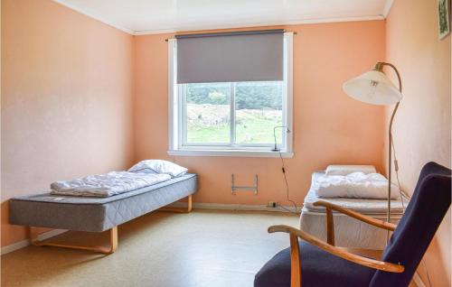 Habitación con cama, ventana y silla en Amazing Home In Urangsvg With House A Panoramic View en Bømlo