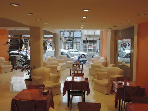 een winkel met tafels en stoelen in een kamer bij BALOO Hotel in Mar del Plata