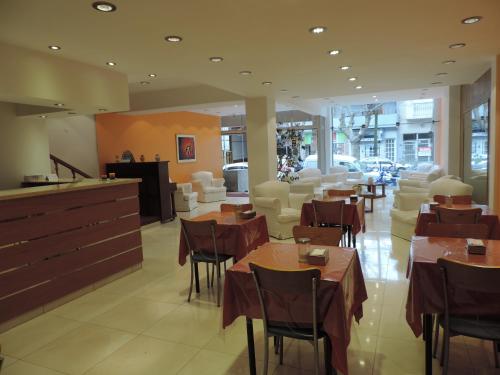 a restaurant with tables and chairs in a room at BALOO Hotel in Mar del Plata