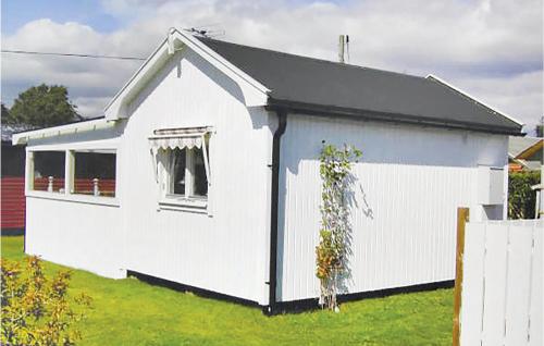 ein weißer Schuppen mit schwarzem Dach im Hof in der Unterkunft Nice Home In Halmstad With Kitchen in Halmstad
