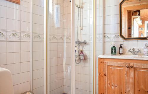 Kúpeľňa v ubytovaní Amazing Home In Hylandsbygd With House Sea View