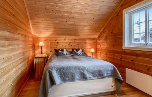 Ein Bett oder Betten in einem Zimmer der Unterkunft Beautiful Home In Vossestrand With Wifi