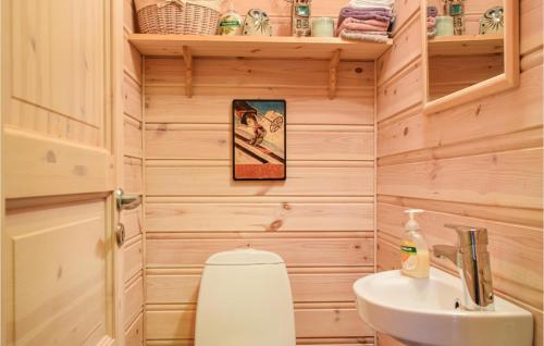Ένα μπάνιο στο Beautiful Home In Vossestrand With Wifi