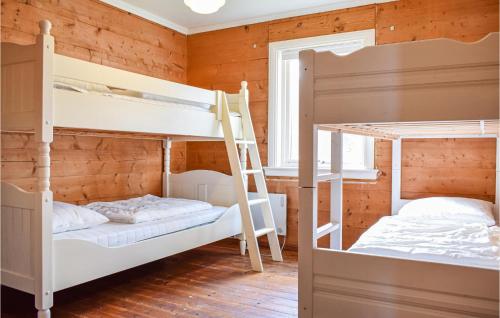 Двухъярусная кровать или двухъярусные кровати в номере Amazing Home In Torangsvg With House Sea View