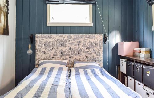 sypialnia z łóżkiem z niebieskimi ścianami i oknem w obiekcie Nice Home In Tysse With House A Panoramic View w mieście Bjørkheim