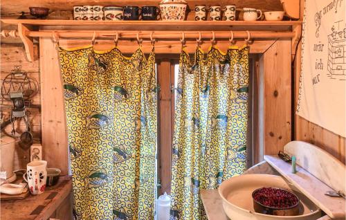 uma casa de banho com uma cortina de chuveiro e um lavatório em 1 Bedroom Cozy Home In Vinstra em Vinstra