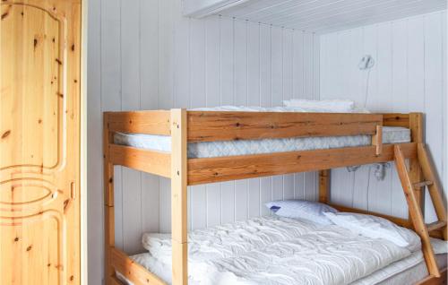 מיטה או מיטות קומותיים בחדר ב-Alpinhytte 2