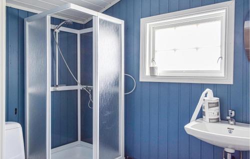 baño azul con ducha y lavamanos en 3 Bedroom Cozy Home In Vatne en Vatne