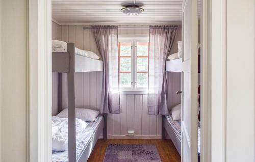 Dviaukštė lova arba lovos apgyvendinimo įstaigoje 3 Bedroom Cozy Home In Vatne