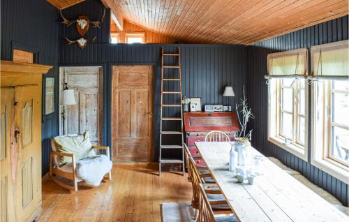 SjusjøenにあるStunning Home In Sjusjen With Wifiの青い壁の客室で、はしご、デスクが備わります。