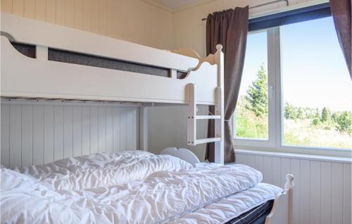 um quarto com um beliche e uma janela em Sjusjen Panorama em Sjusjøen