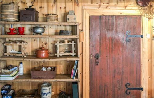um quarto com prateleiras de madeira e uma porta em Nice Home In Vinstra With House A Mountain View em Vinstra