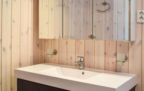 y baño con lavabo blanco y espejo. en Lovely Home In Sjusjen With Wifi, en Sjusjøen