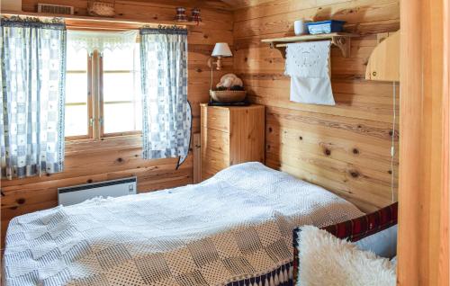 - une chambre avec un lit dans une cabane en bois dans l'établissement 4 Bedroom Stunning Home In Vinstra, à Vinstra