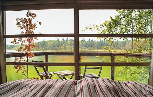 um quarto com vista para um lago através de uma janela em Amazing Home In Osby With Sauna em Osby
