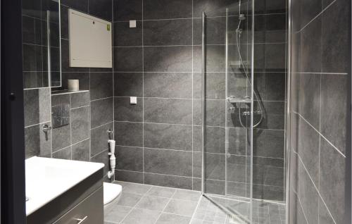 ein Bad mit einer Glasdusche und einem WC in der Unterkunft 3 Bedroom Stunning Apartment In Sjusjen in Sjusjøen