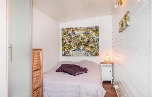 Säng eller sängar i ett rum på 1 Bedroom Amazing Home In Hllviken