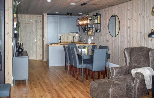 cocina y comedor con mesa y sillas en Awesome Apartment In Noresund With Wifi, en Noresund