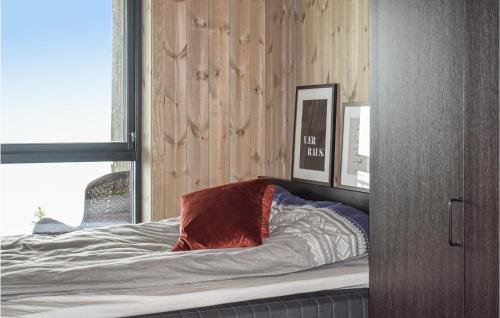 1 dormitorio con cama con almohada y ventana en Awesome Apartment In Noresund With Wifi, en Noresund