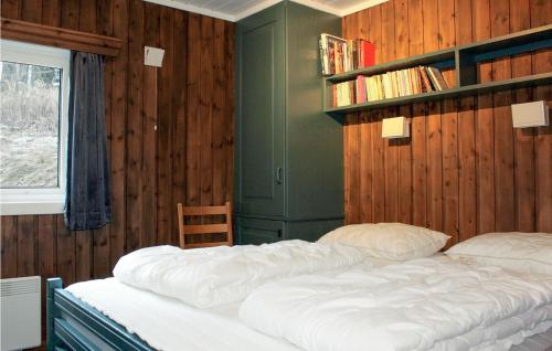 - une chambre avec 2 lits et une étagère dans l'établissement 3 Bedroom Beautiful Apartment In Hemsedal, à Hemsedal