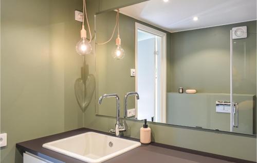 La salle de bains est pourvue d'un lavabo et d'un miroir. dans l'établissement Lovely Home In Lyckeby With Kitchen, à Lyckeby