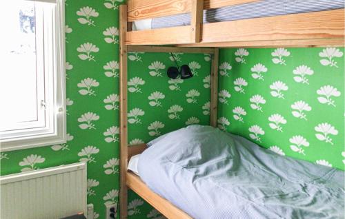 1 dormitorio con litera con flores blancas en la pared en Awesome Home In Mullsj With Wifi And 2 Bedrooms, en Mullsjö