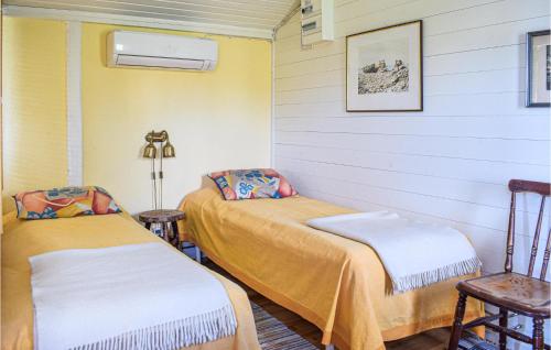 En eller flere senge i et værelse på Amazing Home In Fgelmara With Kitchen