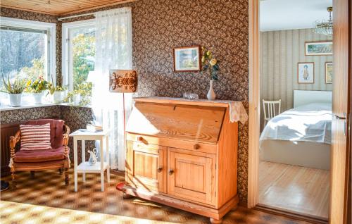 1 dormitorio con 1 cama y vestidor en una habitación en Amazing Home In Lnashult With Kitchen, en Lönashult