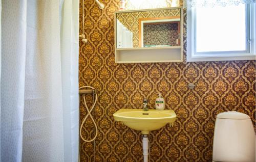 ห้องน้ำของ Amazing Home In Lnashult With Kitchen