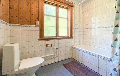 Kylpyhuone majoituspaikassa Beautiful Apartment In Farsund With Kitchen