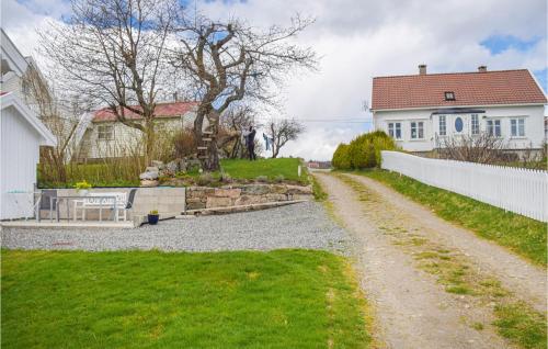 a gravel road in front of a house at 3 Bedroom Cozy Home In Lindesnes in Spangereid