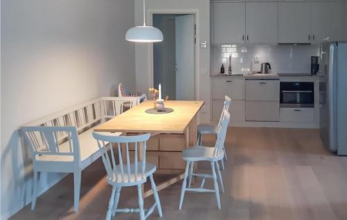 uma cozinha com uma mesa e cadeiras numa cozinha em Beautiful Home In Vstervik With Kitchen em Västervik