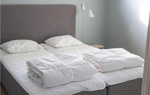 - 2 lits sans draps et oreillers blancs dans l'établissement Beautiful Home In Vstervik With Kitchen, à Västervik