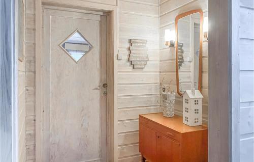 bagno con porta, tavolo e specchio di 2 Bedroom Stunning Home In Lyngdal a Lyngdal